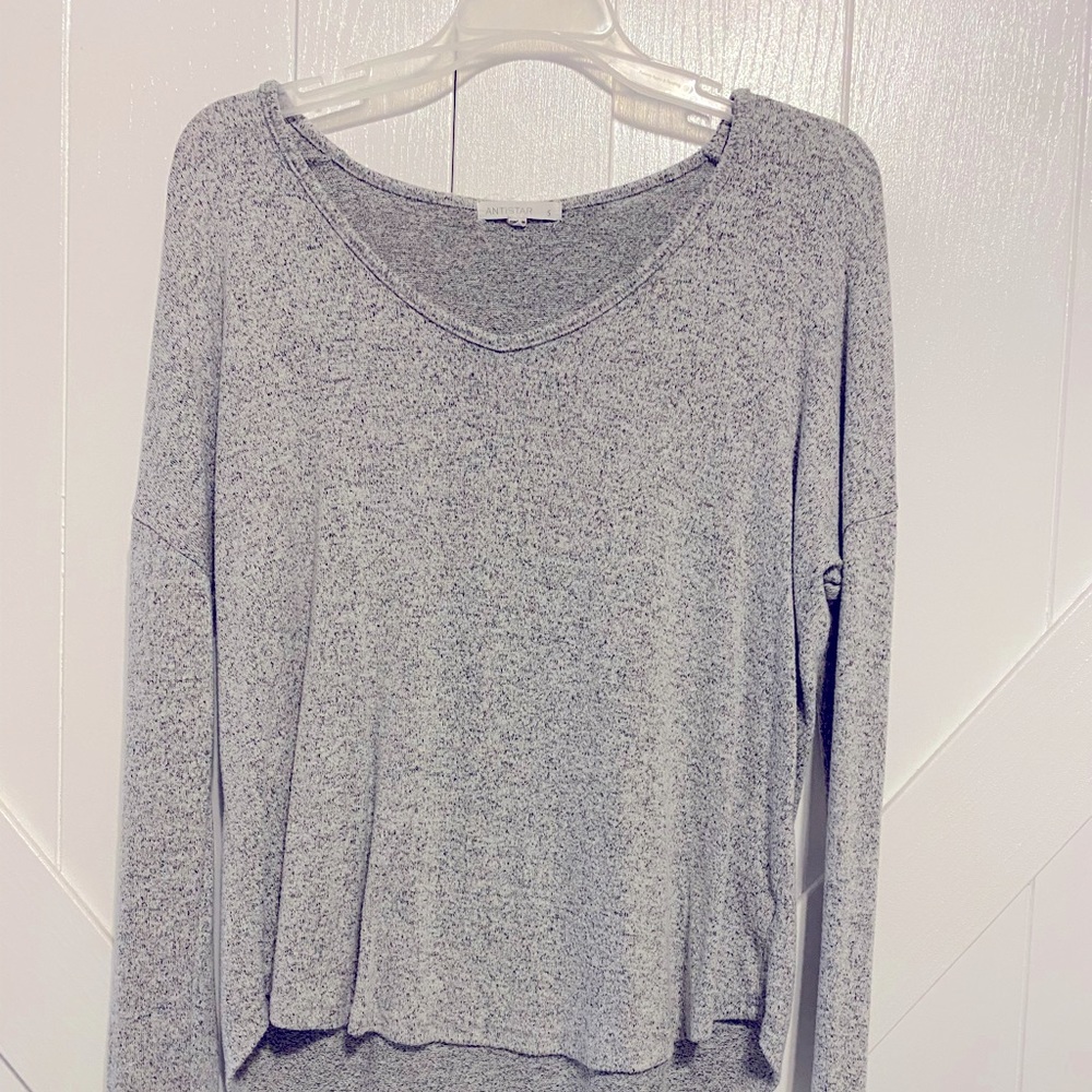 Super cute gray flowey quarter length top! ❤️